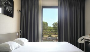 Standard Room | Hypo-allergenic bedding, in-room safe, desk, blackout drapes