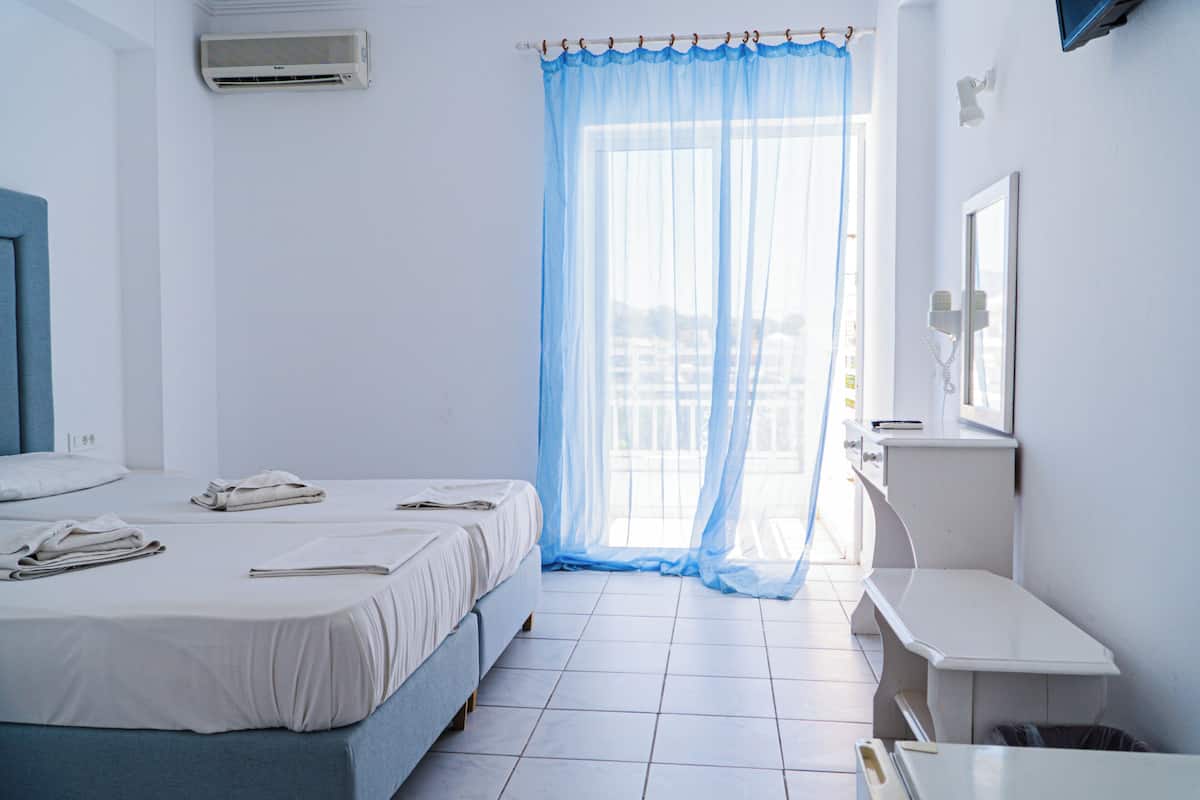 Iron/ironing board, bed sheets