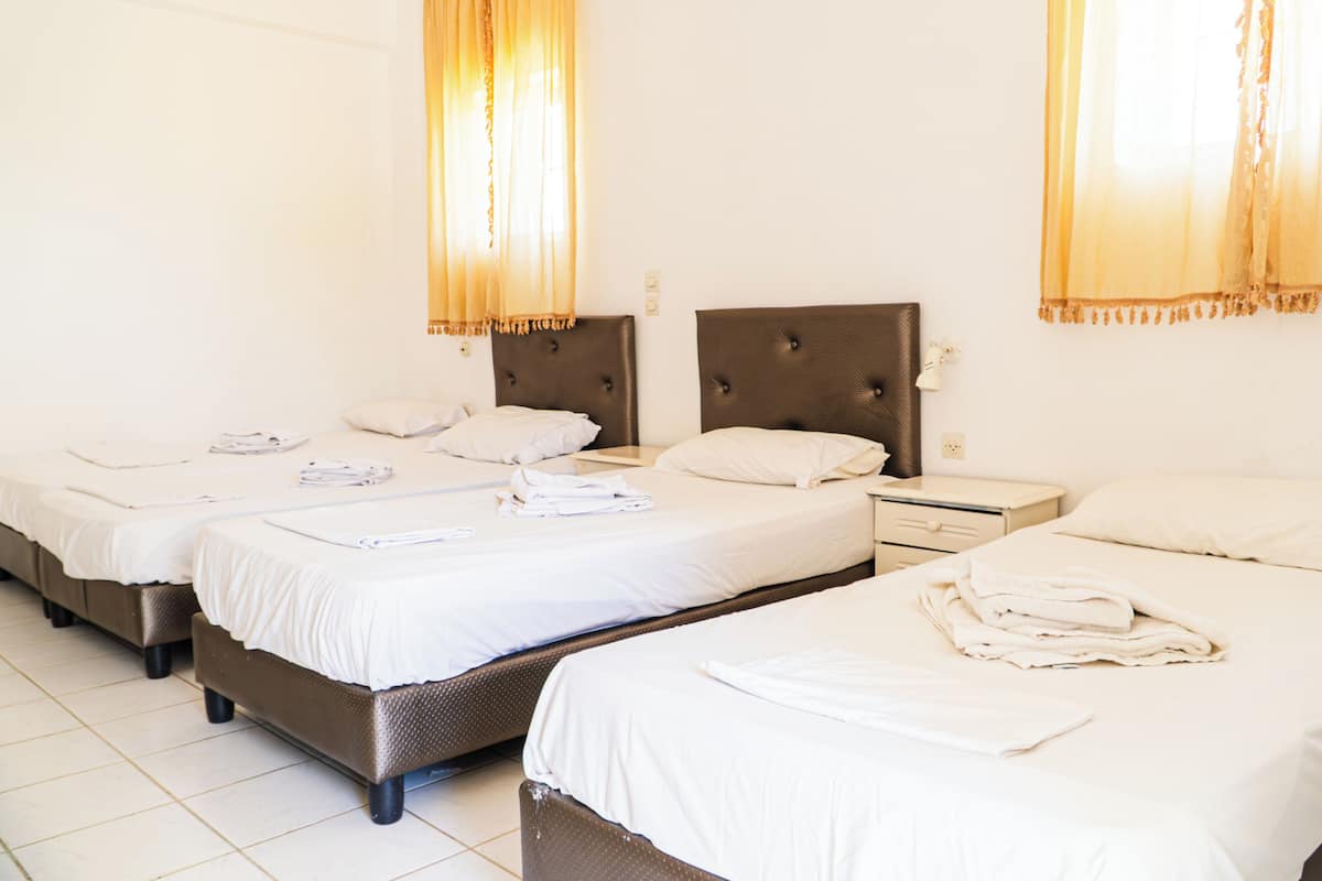 Iron/ironing board, bed sheets