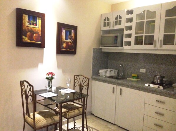 Premium Suite, 1 Double Bed | Private kitchen | Fridge, microwave, cookware/dishes/utensils - El Patio Suites II (Guayaquil)