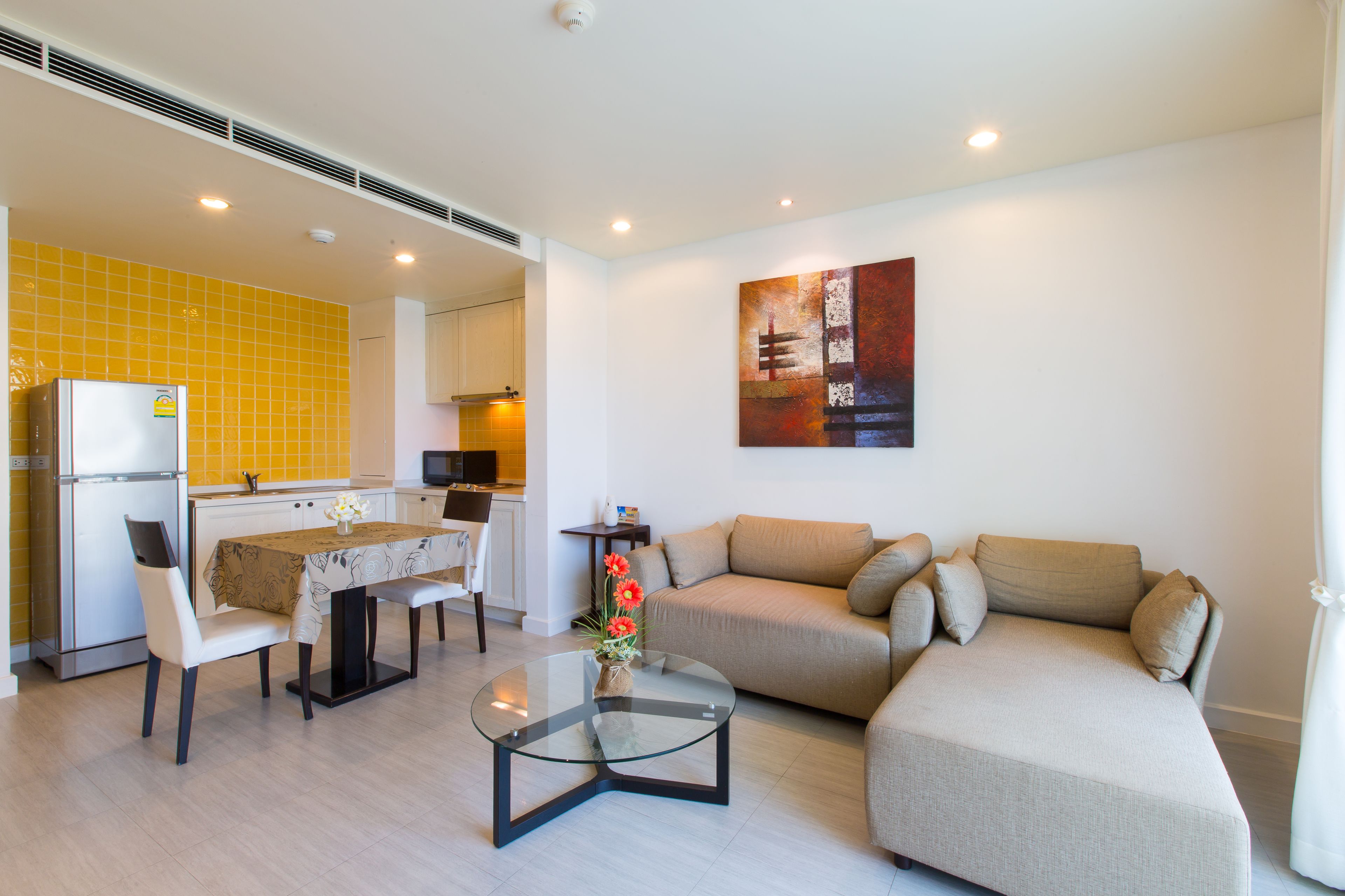 Una televisión de pantalla plana, un reproductor de DVD