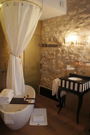 Klassieke tweepersoonskamer, bad | Badkamer | Een haardroger, badjassen, handdoeken