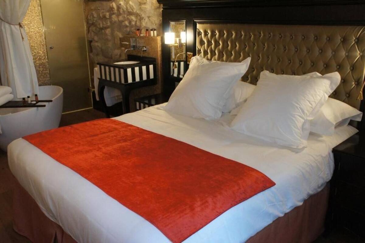 Pillowtop beds, soundproofing, WiFi (free), bed sheets