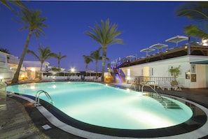 Outdoor pool, pool umbrellas, sun loungers - Plus Fariones Apartamentos (Tías)
