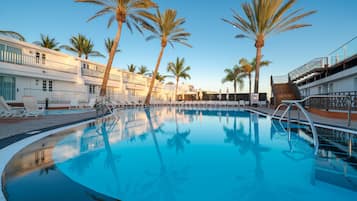 Piscina a l'aire lliure, para-sols i gandules