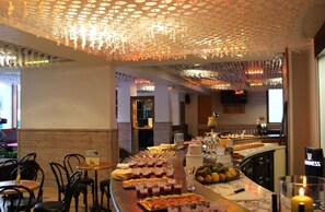 Daily buffet breakfast (EUR 7.90 per person)