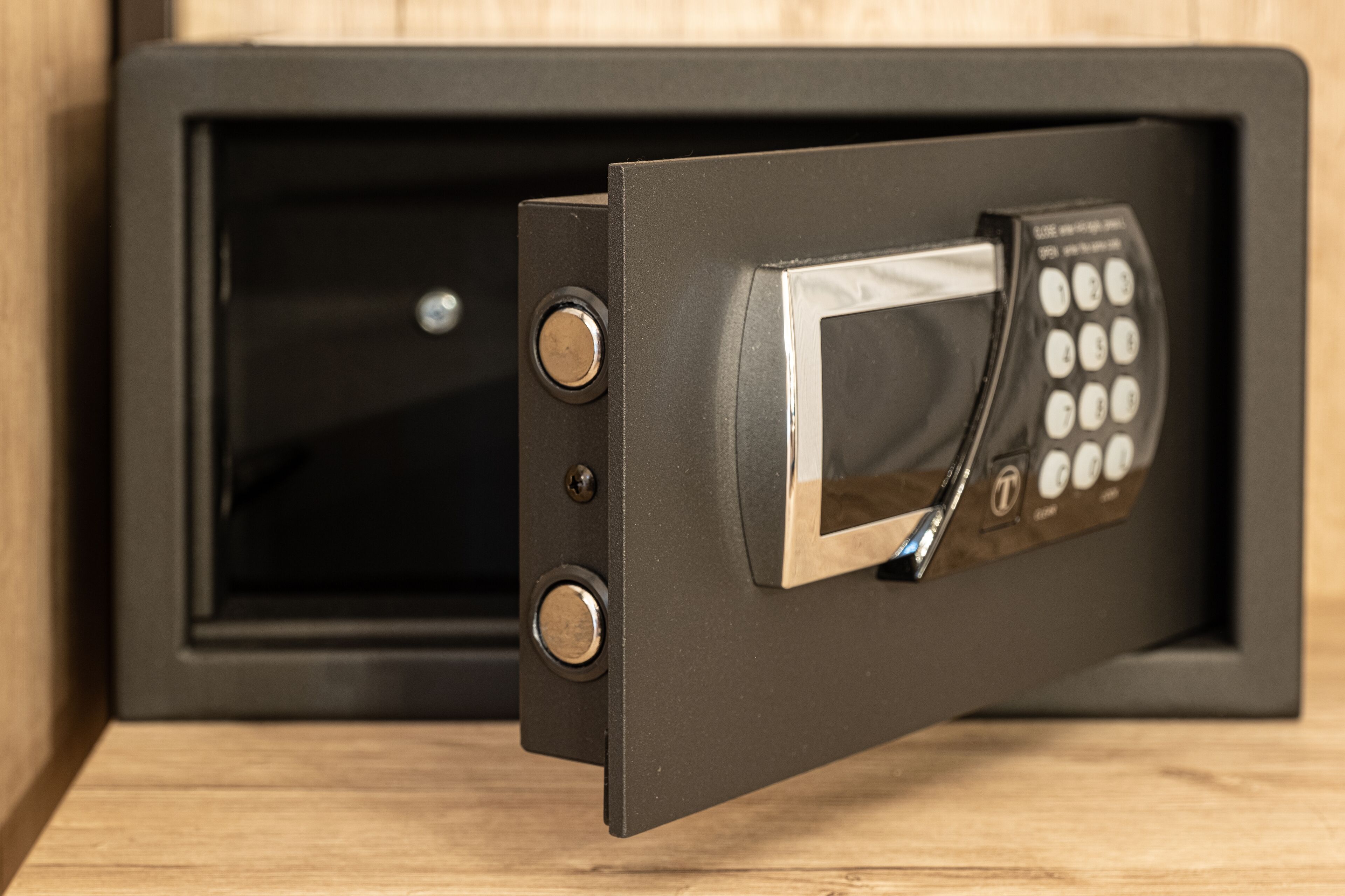 deluxe double room | safe