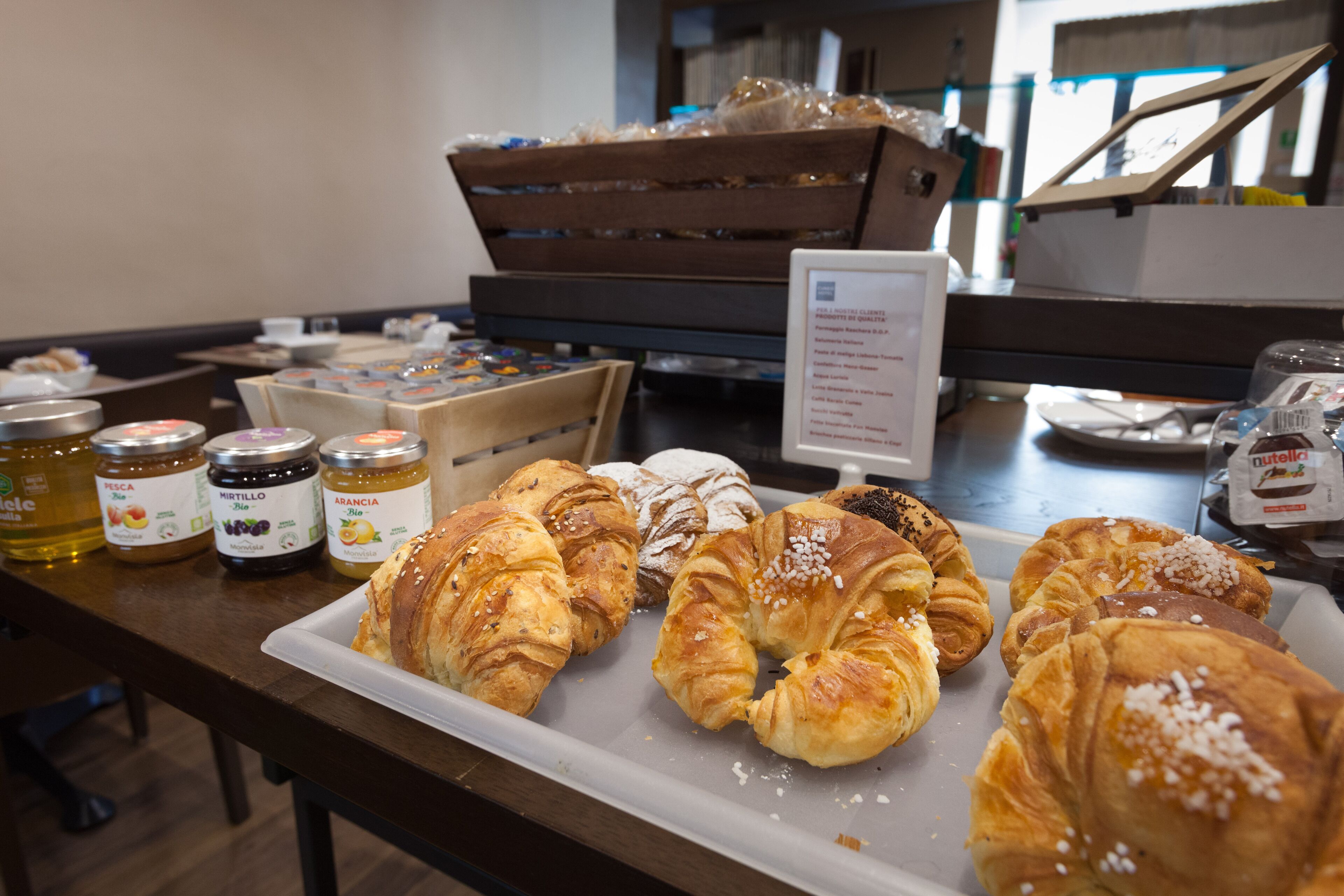 free buffet breakfast