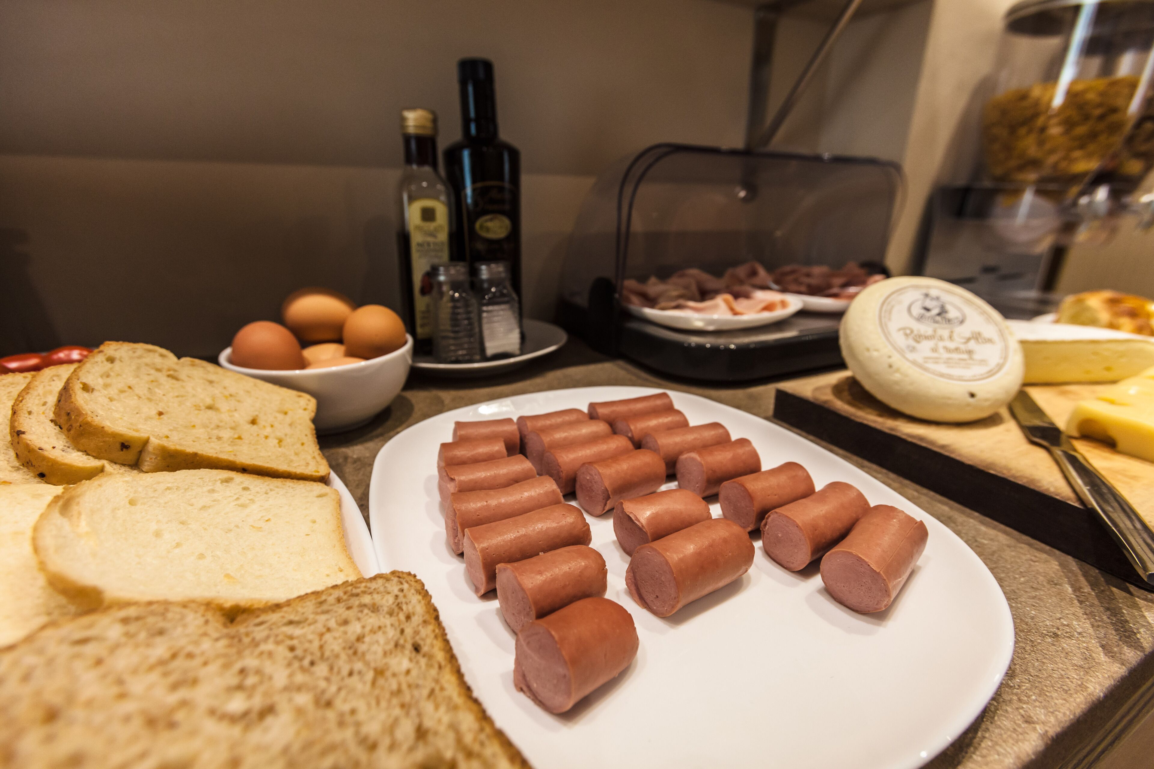 free buffet breakfast