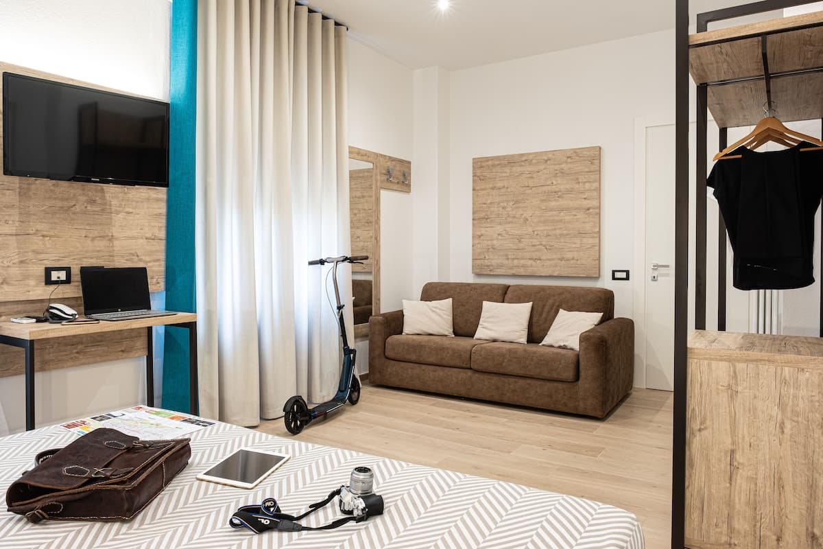 Deluxe Double Room | In-room safe, soundproofing, iron/ironing board, cots/infant beds
