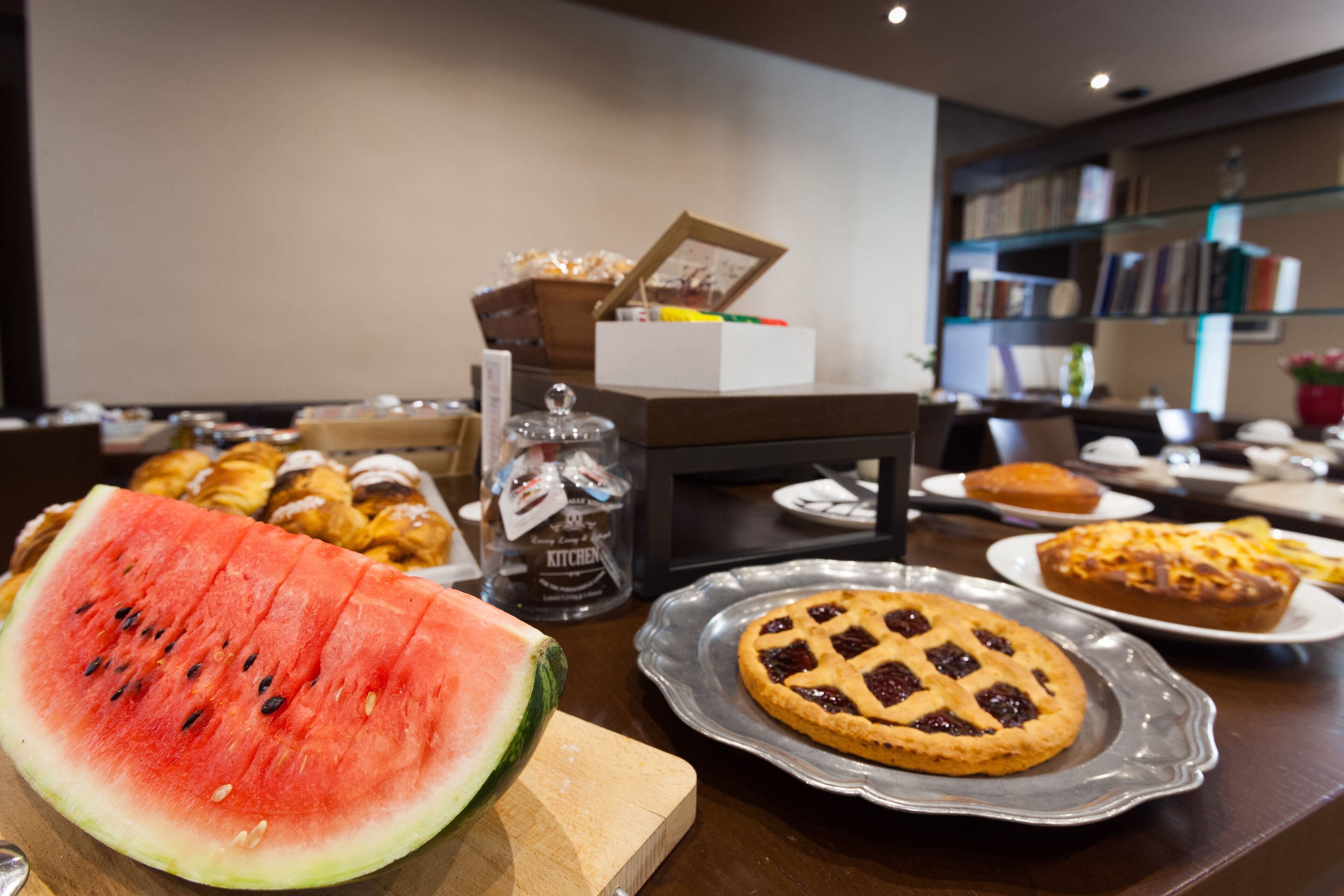 free buffet breakfast