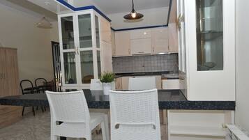 Appartement, 2 chambres, dans les dépendances | Coin cuisine privé | Réfrigérateur, four, plaque de cuisson, bouilloire électrique