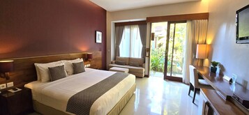 Habitación Deluxe doble, vistas a la piscina | Caja fuerte, escritorio, wifi gratis