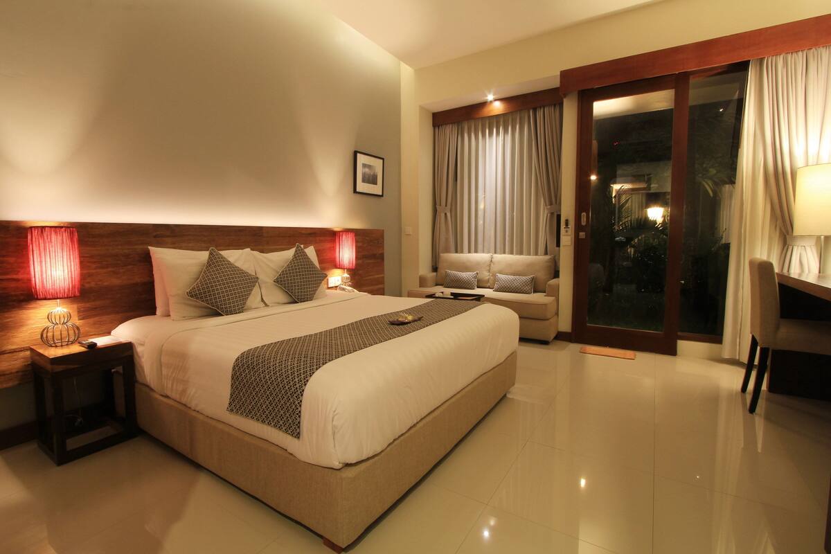 Kamar Double Deluks, pemandangan kolam renang | Brankas, meja kerja, dan Wi-Fi gratis