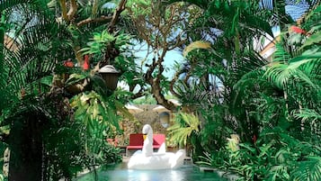 Piscina externa, guarda-sóis, espreguiçadeiras