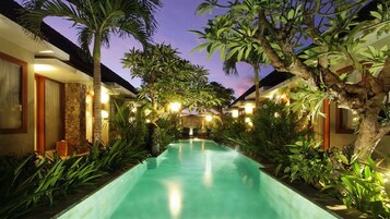 Piscina externa, guarda-sóis, espreguiçadeiras