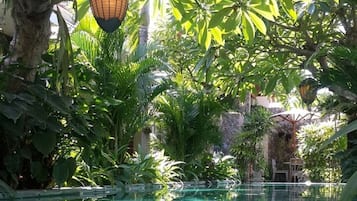 Außenpool, Sonnenschirme, Liegestühle