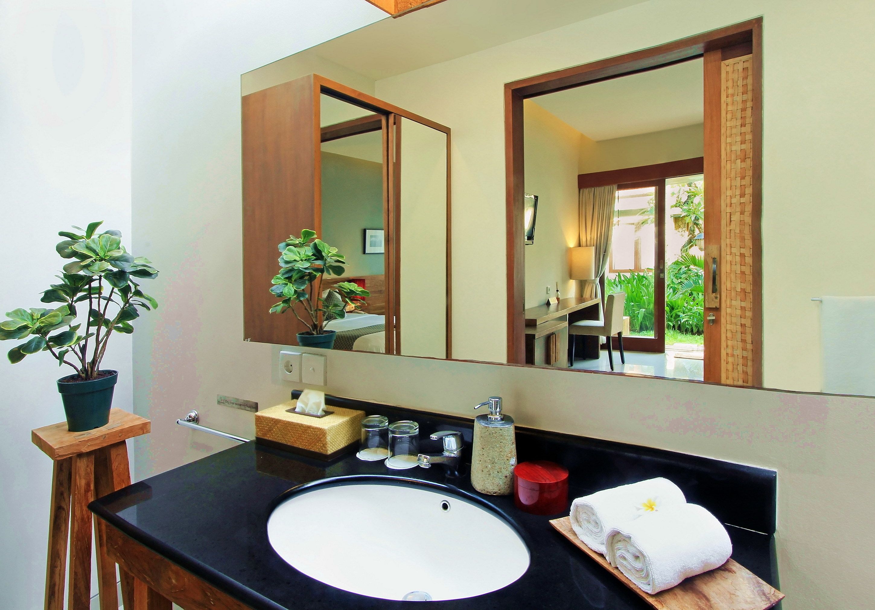 deluxe double room, pool view | bathroom | shower, hair dryer, towels, soap