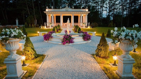 Courtyard. Pałacyk Otrebusy