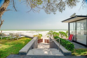 On the beach, beach towels - Baan Sandao Beach Apartment (Hua Hin)