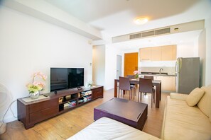 Appartement, 2 chambres (2 Bedrooms Apartment on 1st Floor) | Coin séjour | Télévision à écran plat de 42 pouces avec chaînes par câble, télévision