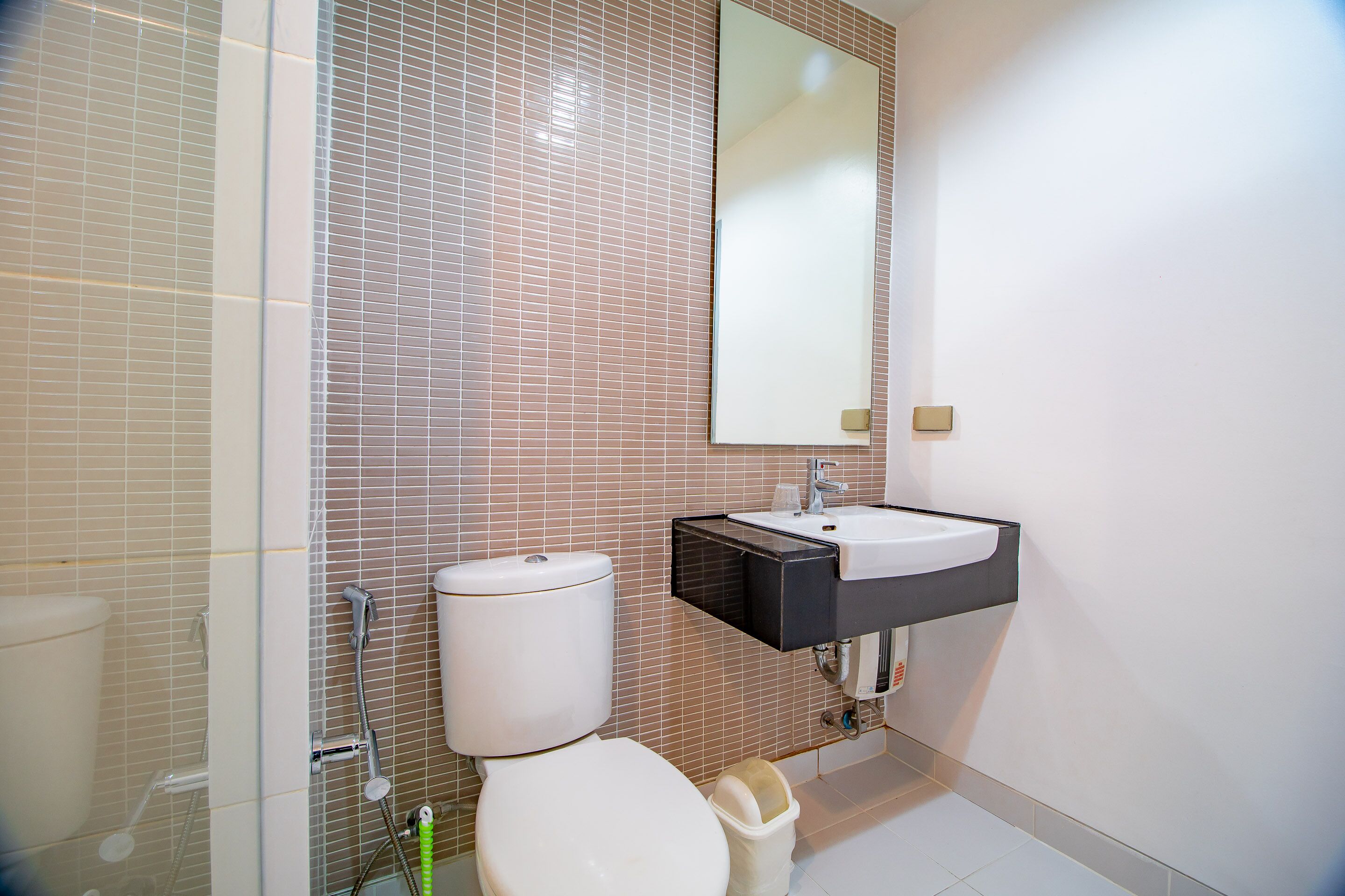Un baño con inodoro, ducha y lavamanos.