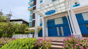 Ein Hotel Eingang mit einem Schild, auf dem 'My Resort Hua-Hin' steht.