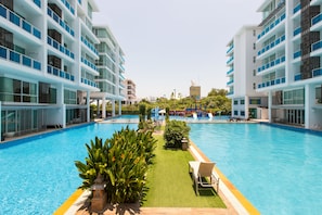 9 kolam renang outdoor