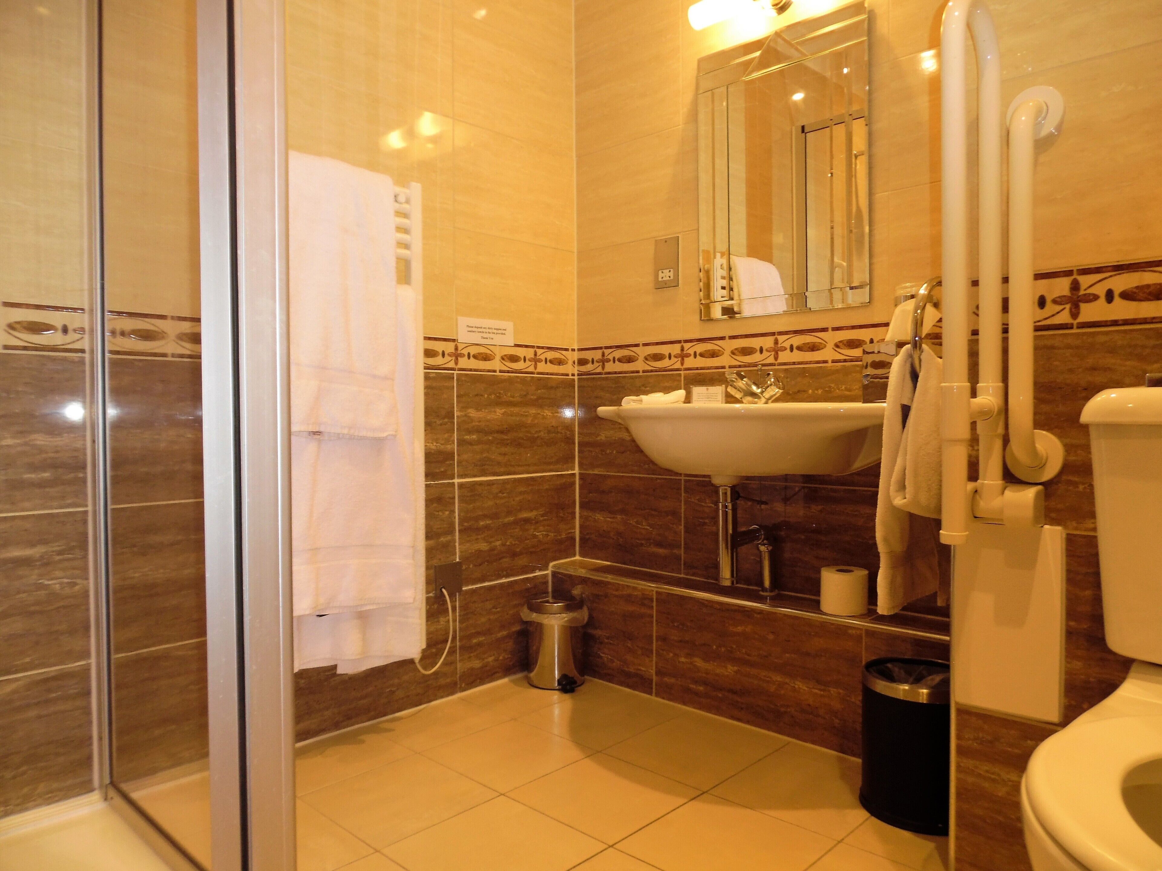 economy double room | bathroom | free toiletries, hair dryer, towels, soap