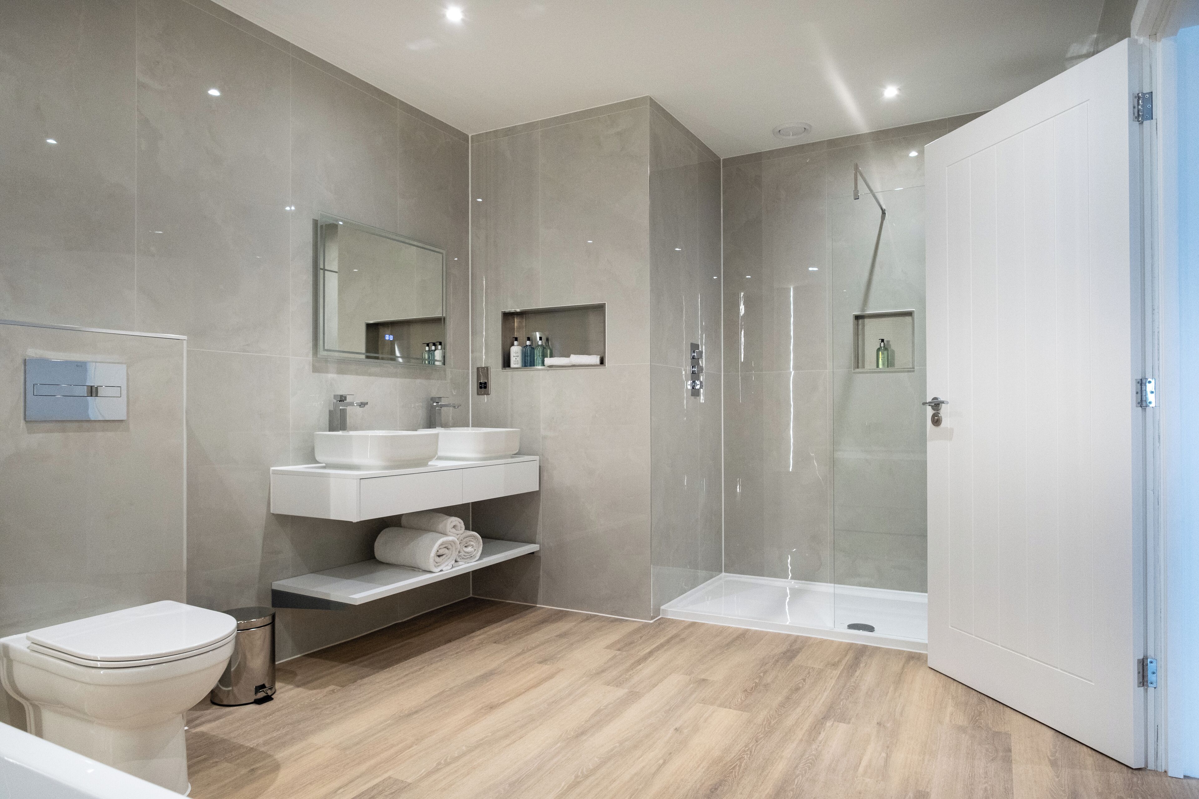 executive studio suite | bathroom | free toiletries, hair dryer, towels, soap