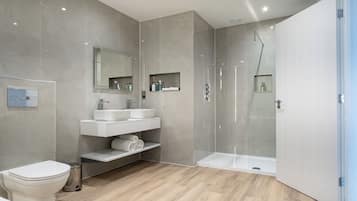 Executive Studio Suite | Bathroom | Free toiletries, hair dryer, towels, soap