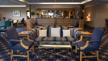 Aulabaari, näköala uima-altaalle, avoinna joka päivä