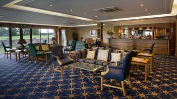 Aulabaari, näköala uima-altaalle, avoinna joka päivä