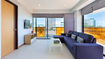 1-Bedroom Grand Suite-Front Sea View | Nappalirész | LCD-tévé