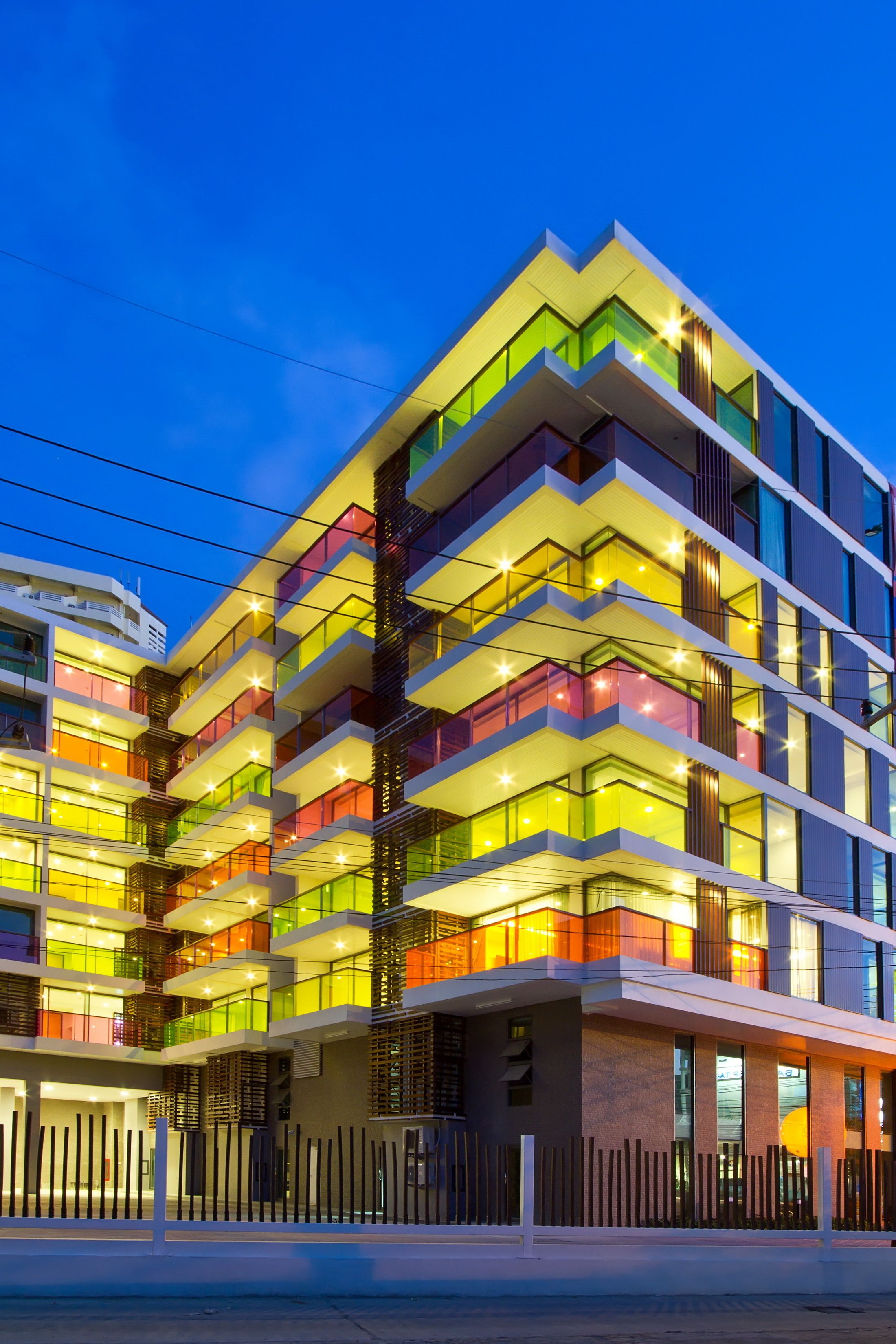 施設の正面 (日没後)