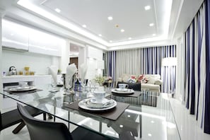 1-Bedroom Grand Suite with Sofa Bed  | Peti besi dalam bilik, dihias secara berasingan 