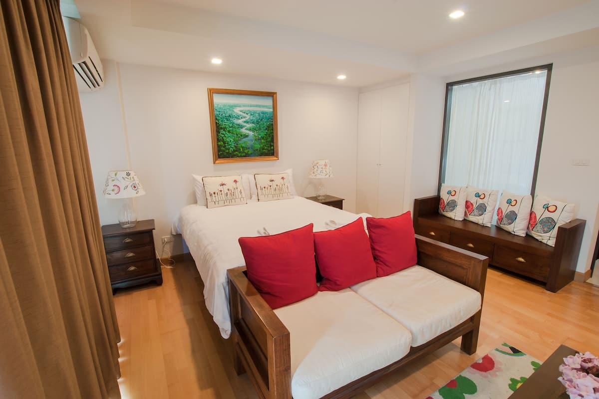 Studio | 1 bedroom, in-room safe, individually decorated, individually furnished