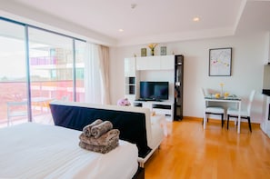 Front Seaview Studio with Sofa Bed | Ruang tamu | 40 inci televisyen skrin rata dengan kabel, TV LCD 