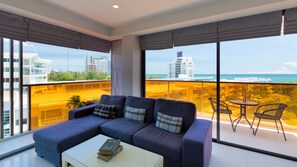  1-Bedroom Grand Suite-Front Sea View | Área de sala de estar | Televisión de pantalla plana de 40 pulgadas con canales por cable 