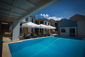 Seasonal outdoor pool, pool umbrellas, pool loungers - Mantinia Bay Hotel (Kalamata)