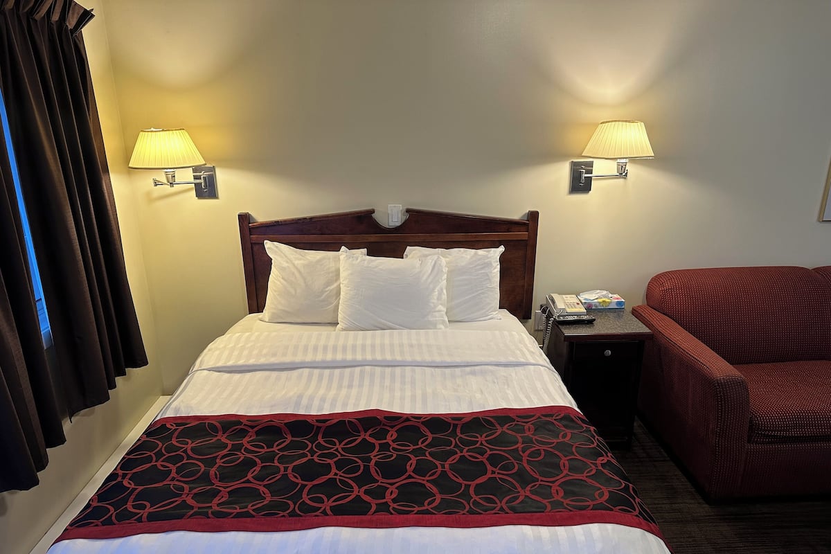 Deluxe Room, 1 Queen Bed, Kitchen, Mountain View | Desk, laptop workspace, blackout drapes, soundproofing