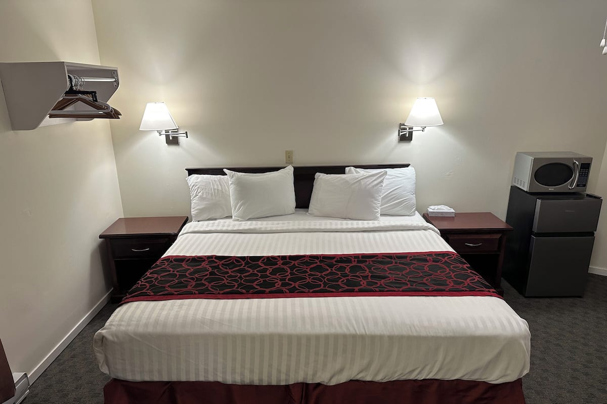 Superior Room | Desk, laptop workspace, blackout drapes, soundproofing
