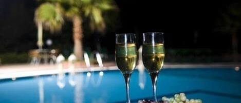 Alberca al aire libre por temporada y sombrillas en la alberca