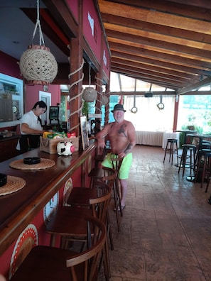 2 bars, 2 bars en bord de piscine