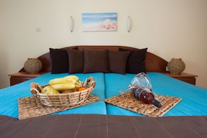 Appartement, 2 chambres, vue piscine | Bureau, chambres insonorisées, Wi-Fi gratuit, draps fournis