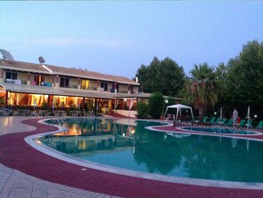 Seasonal outdoor pool, pool umbrellas, sun loungers - Damia Hotel (Corfu)