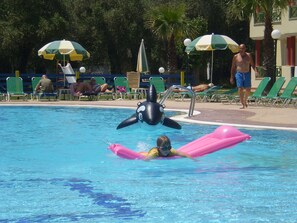 Seasonal outdoor pool, pool umbrellas, sun loungers - Damia Hotel (Corfu)