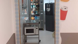 A vending machine and a refrigerator in a hallway. - Le Calandre Hotel (Rubano)