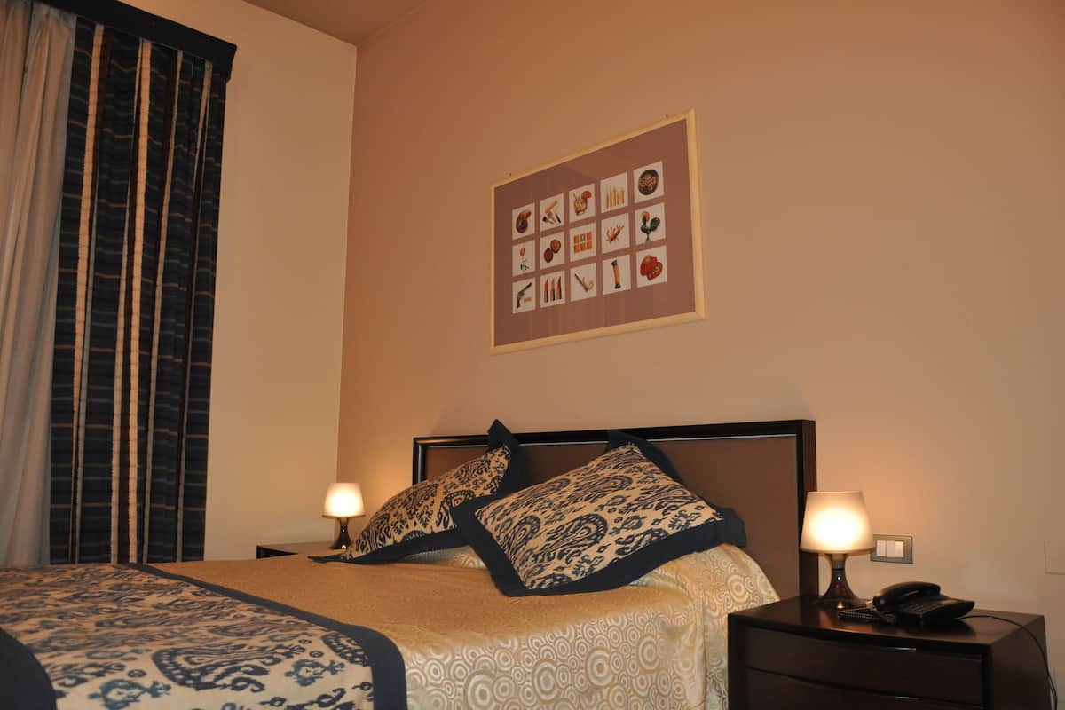 Peralatan tempat tidur premium, bar mini, peti besi dalam bilik, meja