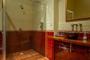 Habitación superior | Baño | Regadera, secadora de cabello, toallas 